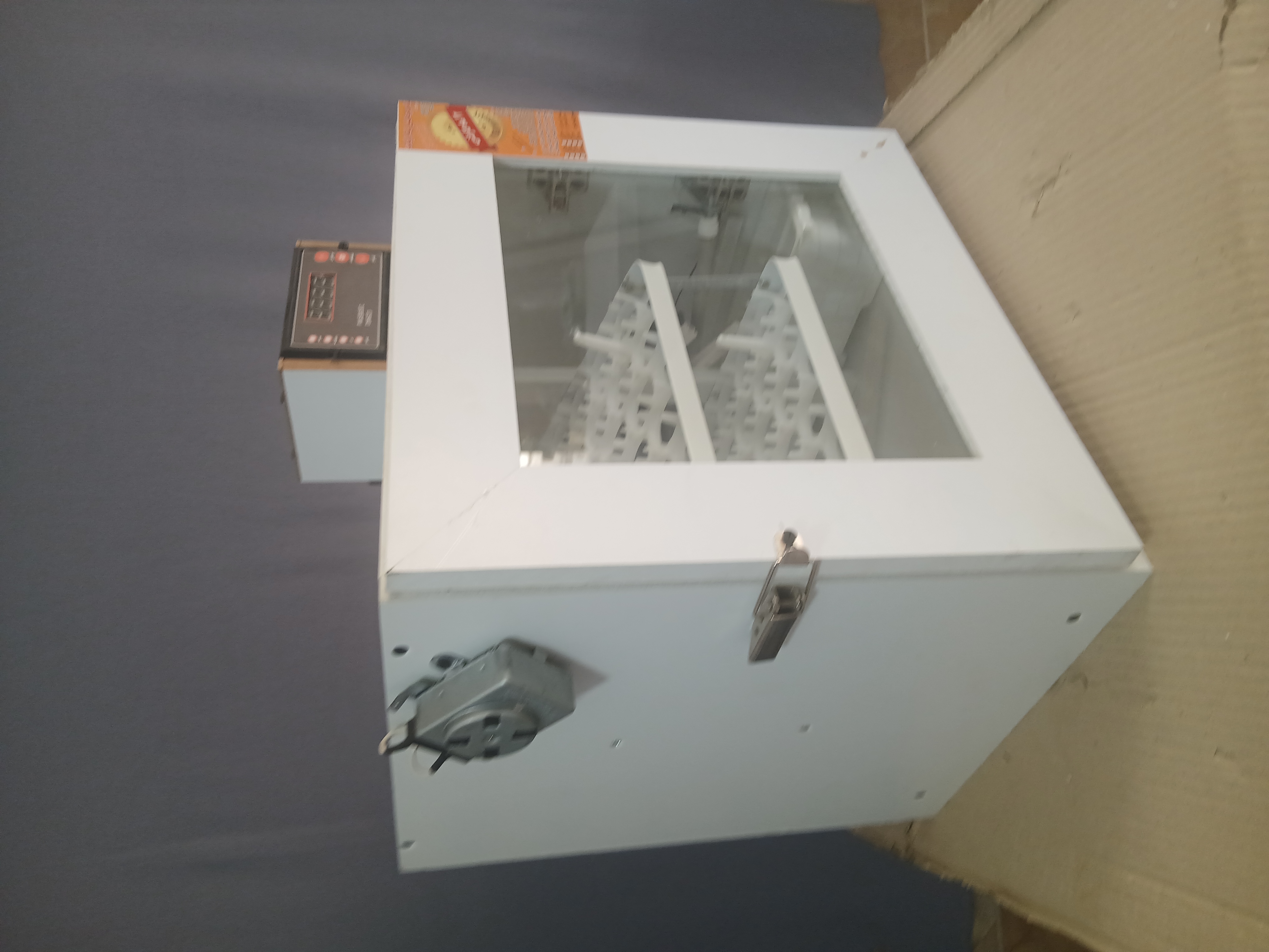 دستگاه جوجه‌کشی اتوماتیک ۸۴ تایی با بدنه PVC ضد قارچ